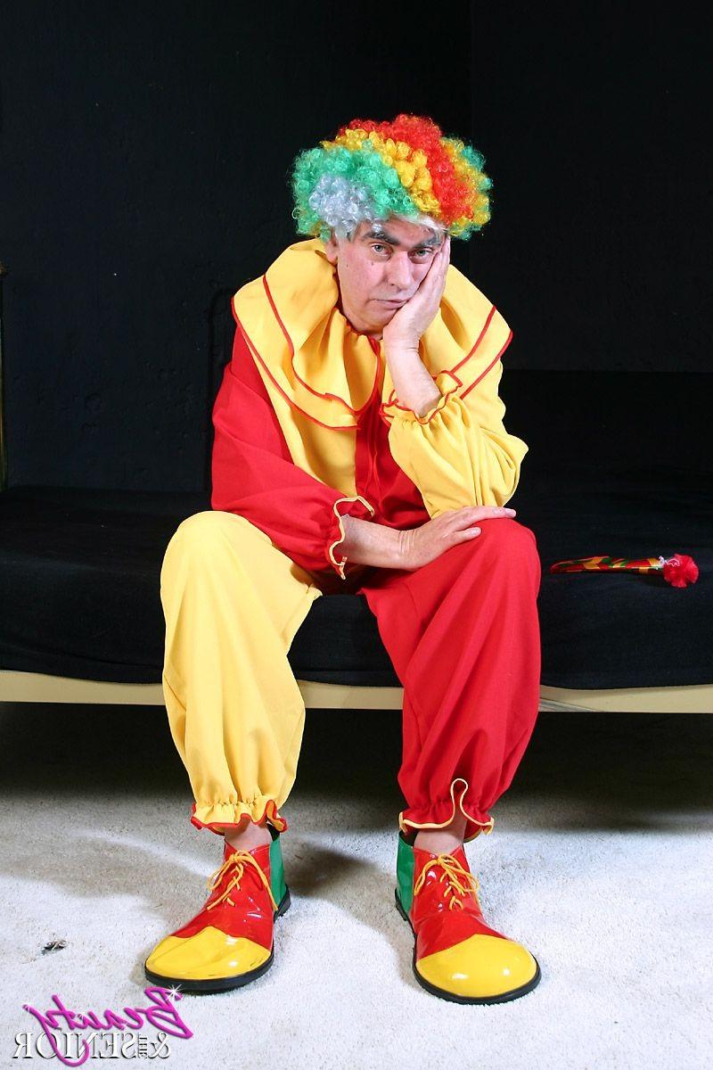 10P Retired clown gets fucked by a sexy teenage babe