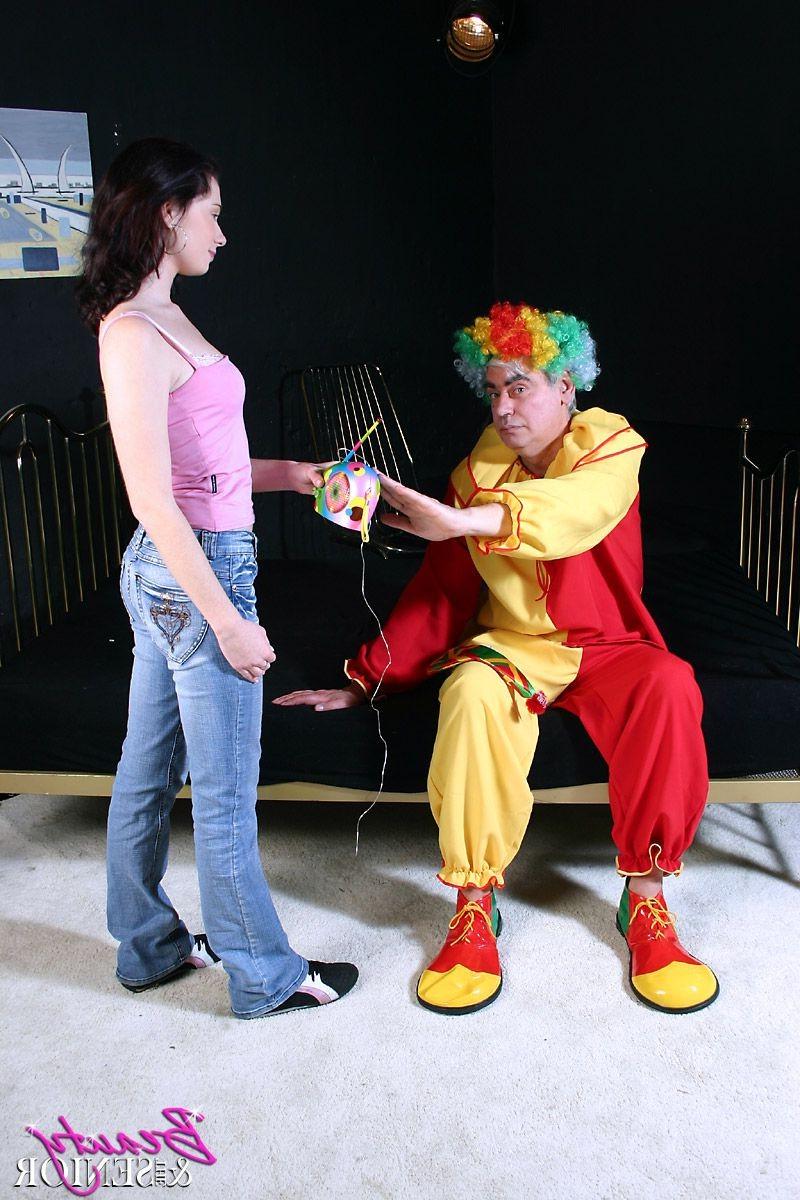 10P Retired clown gets fucked by a sexy teenage babe