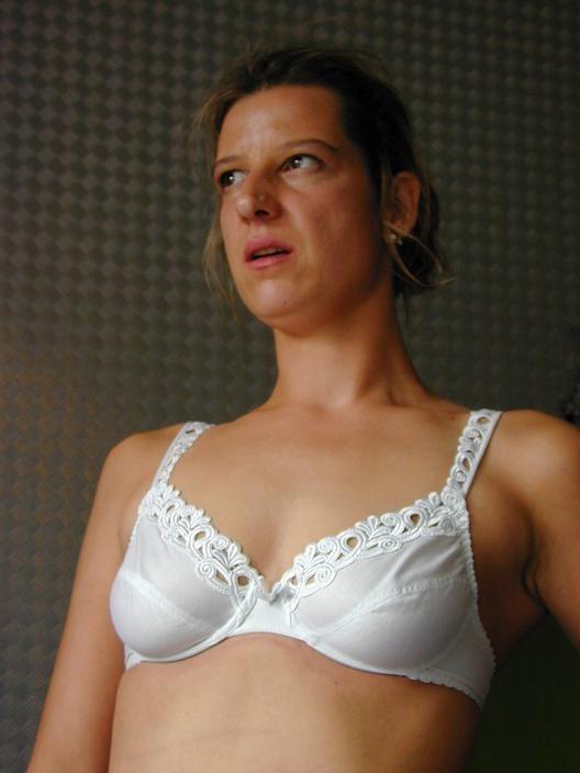 17P Zum ersten Mal zieht sich meine Frau im weißen Top aus