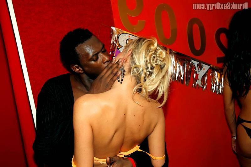 20P Sex battle at an underground club