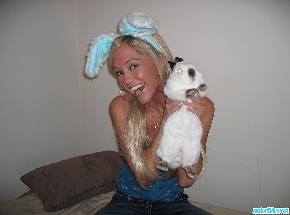 15P Busty Foxy Jacky plays with bunny in homemade pix