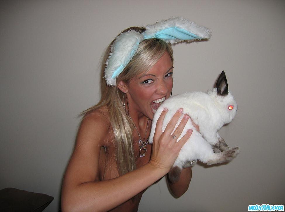15P Busty Foxy Jacky plays with bunny in homemade pix