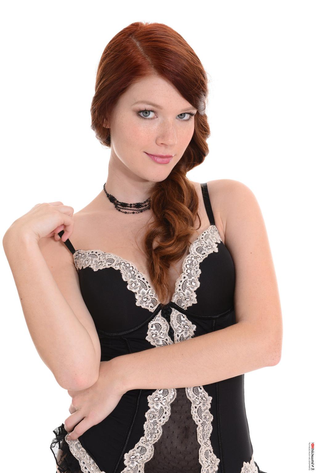 15P Stop watching pictures and get Mia Sollis stripping on your desktop