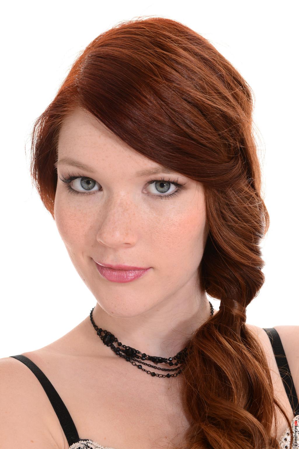 15P Stop watching pictures and get Mia Sollis stripping on your desktop