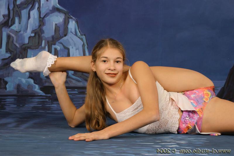 12P Teen gymnast spreads wide