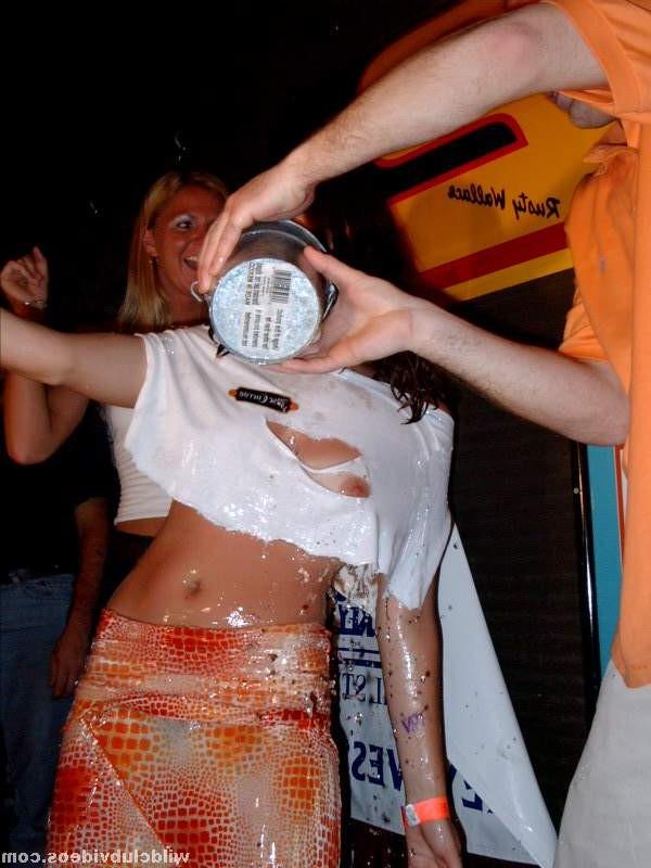 16P Wet t-shirt party
