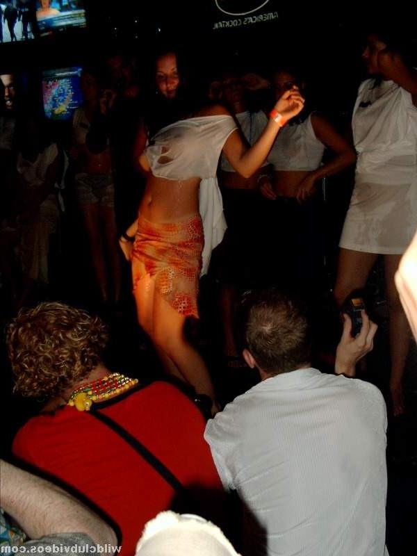 16P Voyeur Wet T-Shirt Party