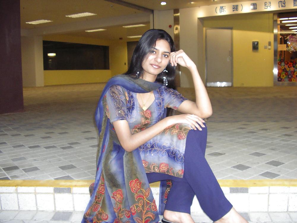 18P Paki sluts in satin salwar kameez