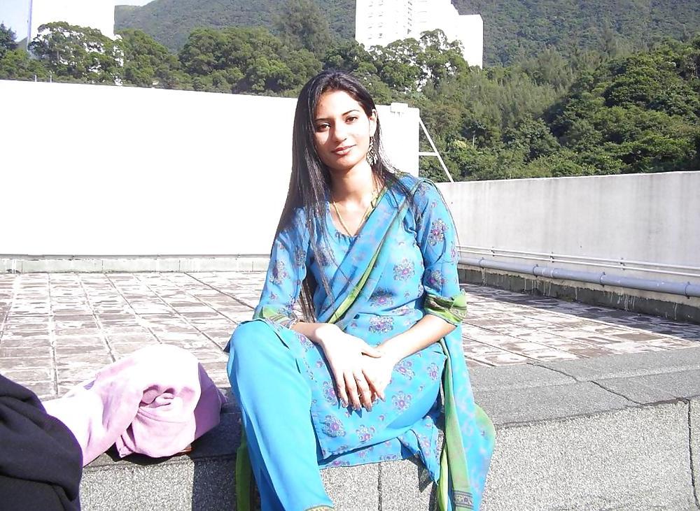 18P Paki sluts in satin salwar kameez