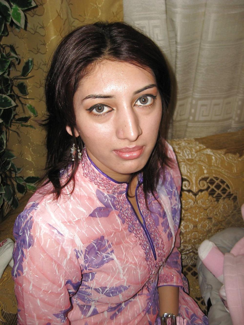 18P Paki sluts in satin salwar kameez