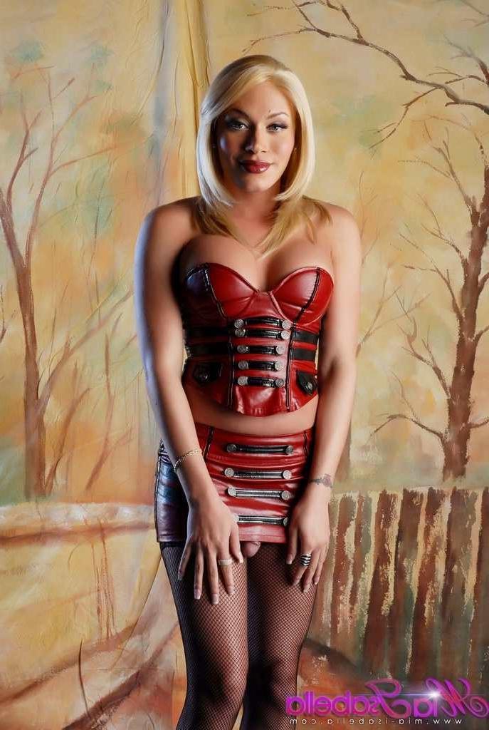 16P Hot tranny in red latex outfit