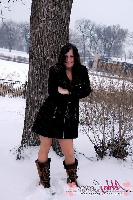 15P Shemale snow bunny Ashley George will melt your icicle