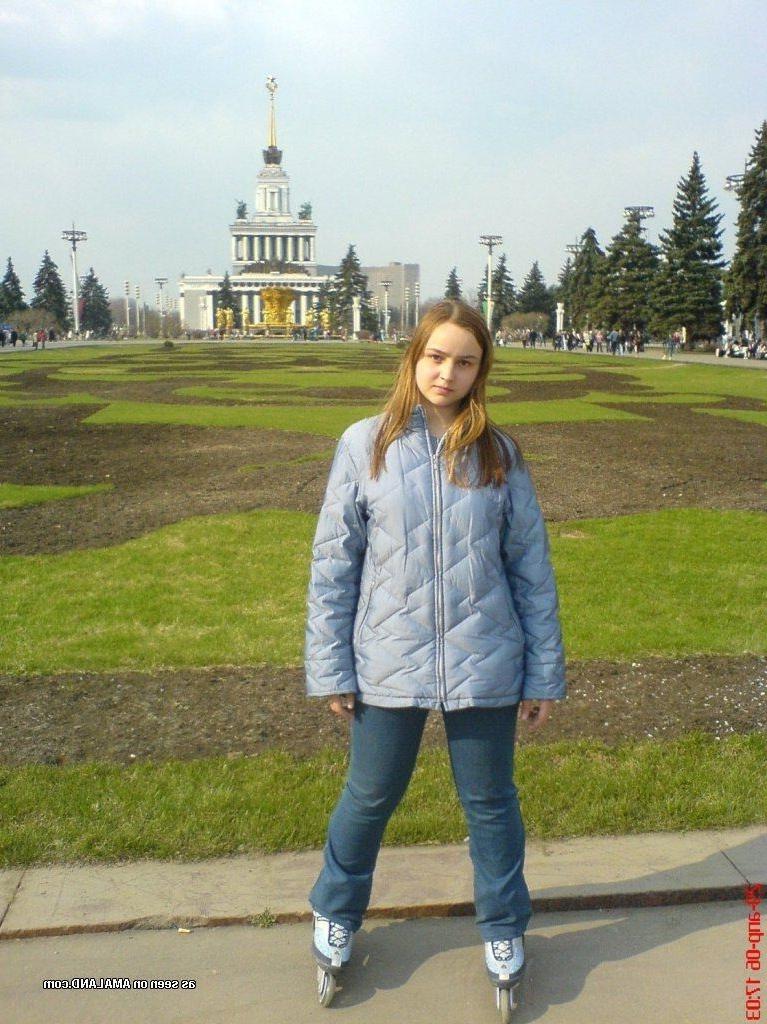 4P Big titted Russian amateur teen GF strips outdoors