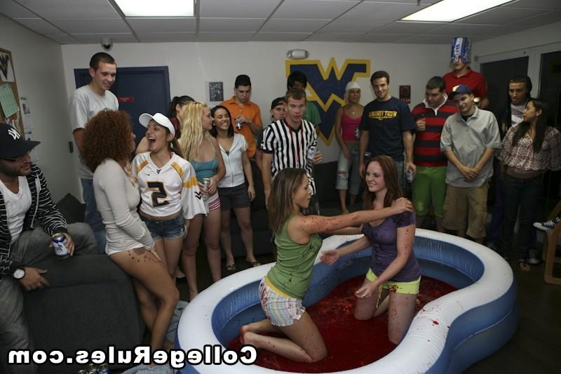 16P A lot of pretty girls getting gaped at hardcore club party