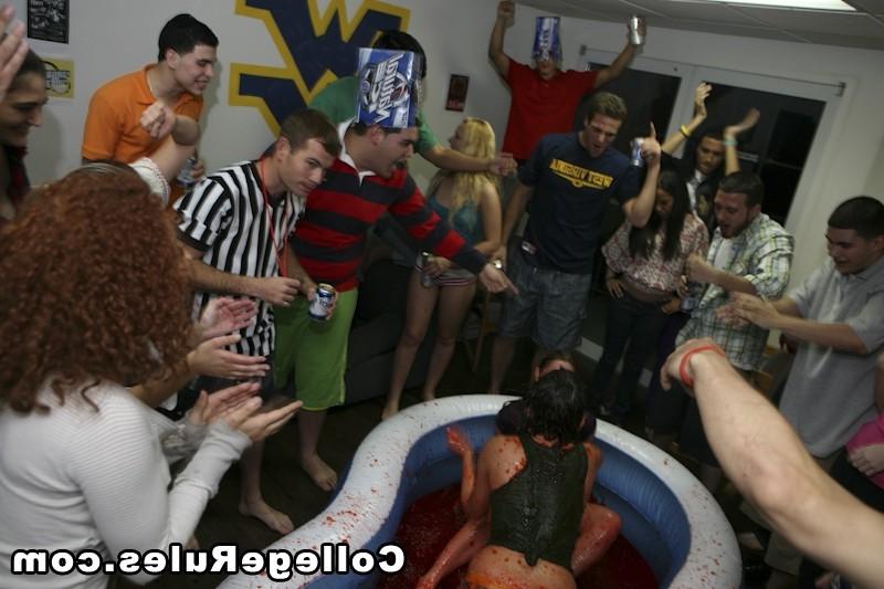 16P A lot of pretty girls getting gaped at hardcore club party