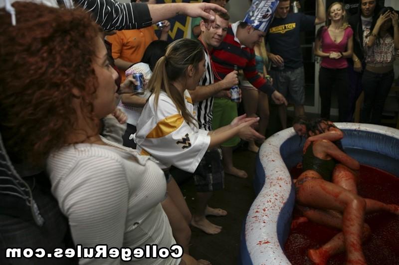 16P A lot of pretty girls getting gaped at hardcore club party
