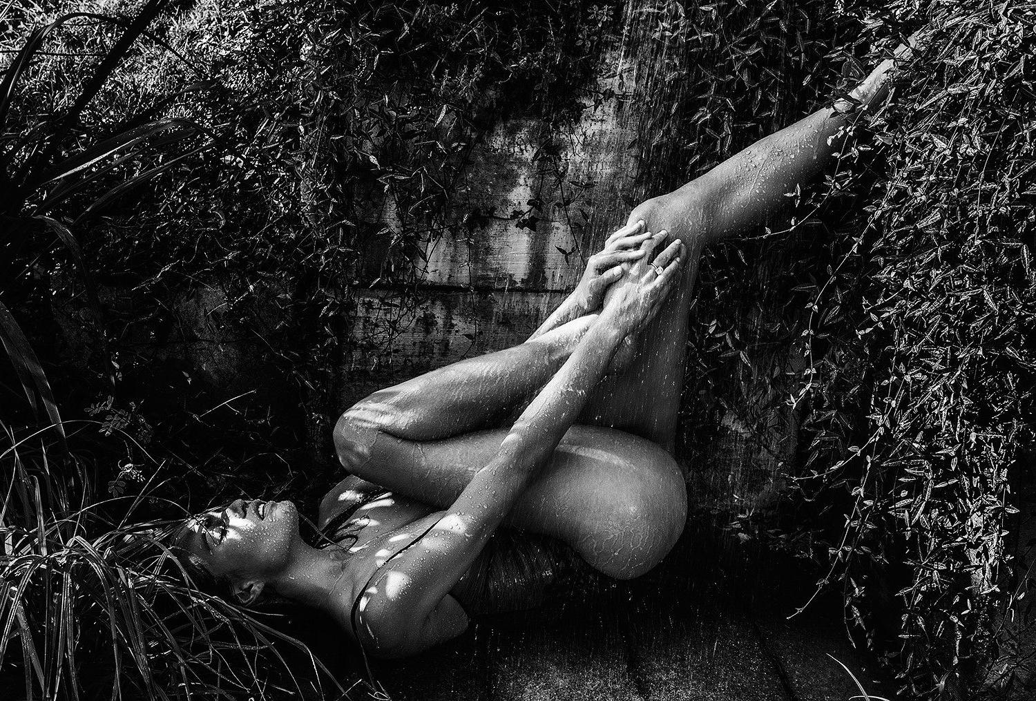 9P Nude Photos of Chrissy Teigen