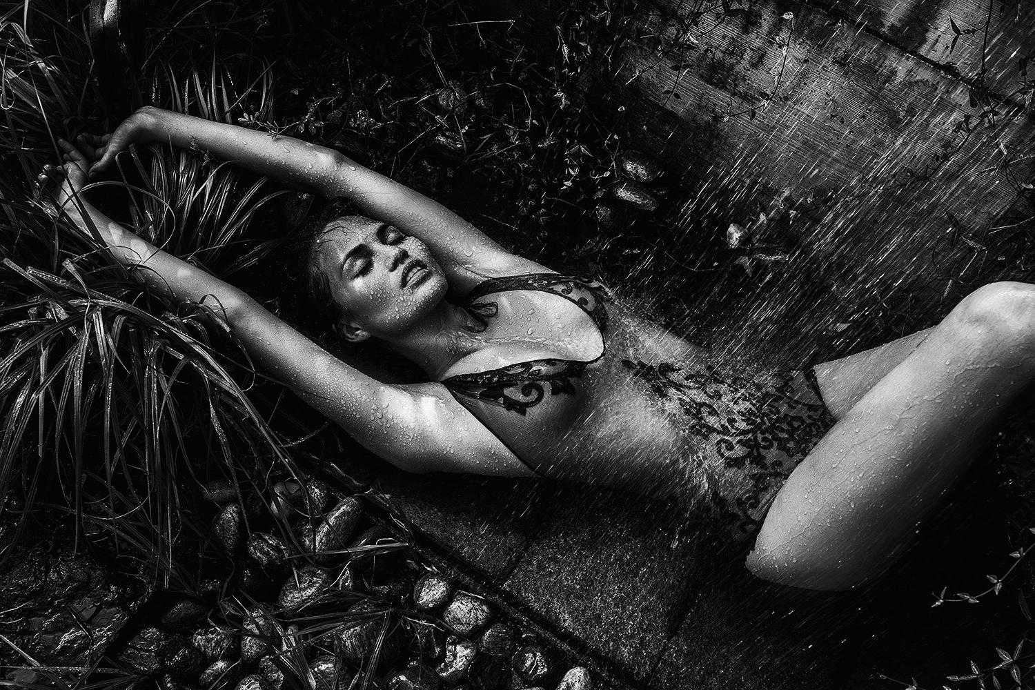 9P Nude Photos of Chrissy Teigen