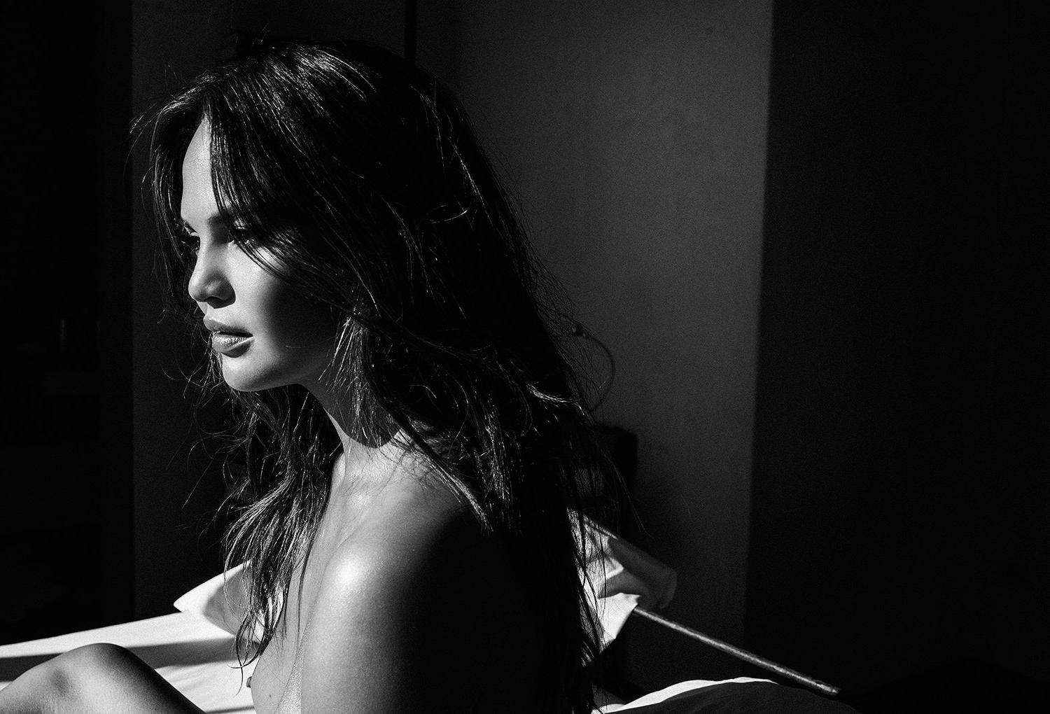9P Nude Photos of Chrissy Teigen
