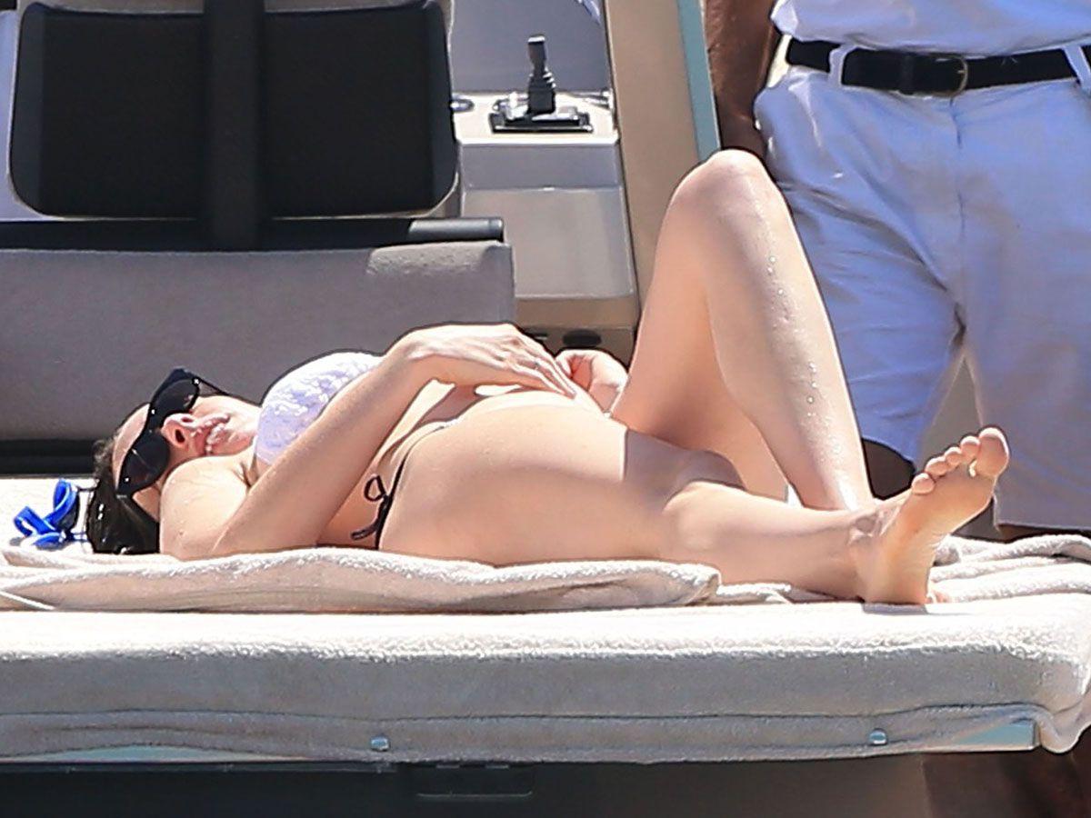 11P Anne Hathaway Nude pics