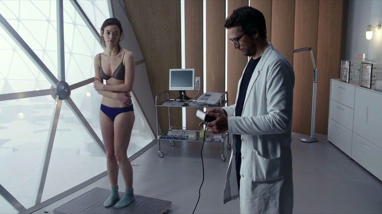 6P Nude Pics of Charlotte Le Bon