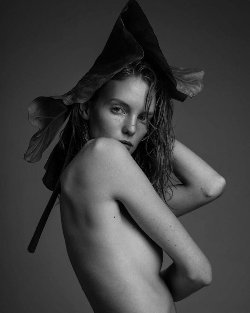 12P Clara Settje Nude