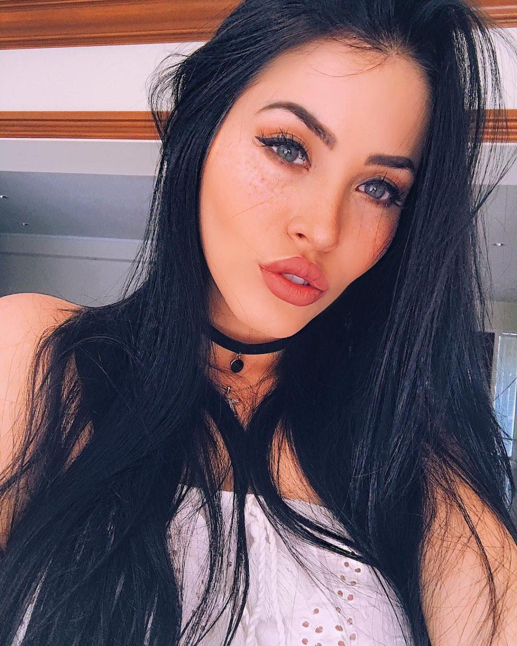 25P Claudia Alende Nude
