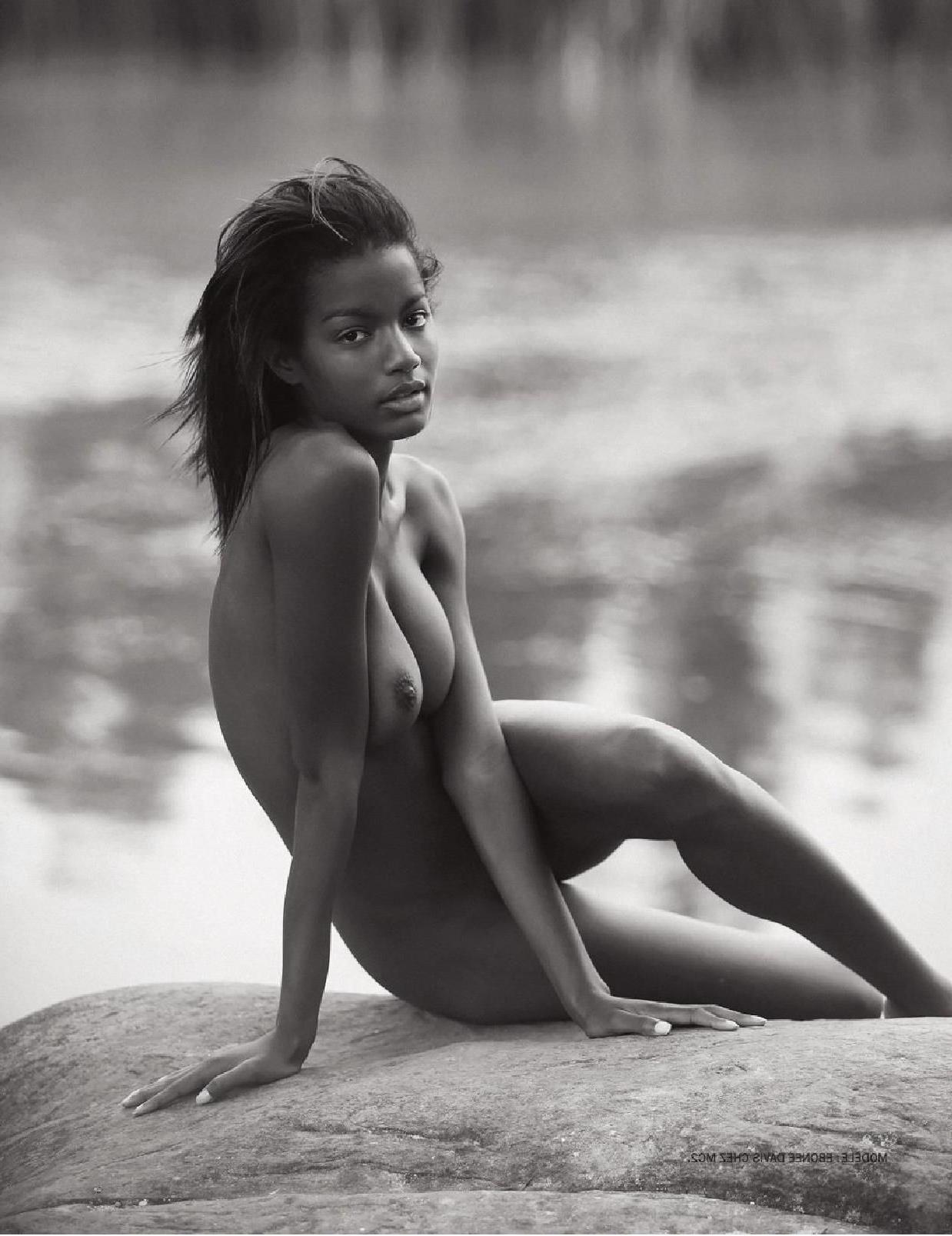 8P Nude Pics of Ebonee Davis