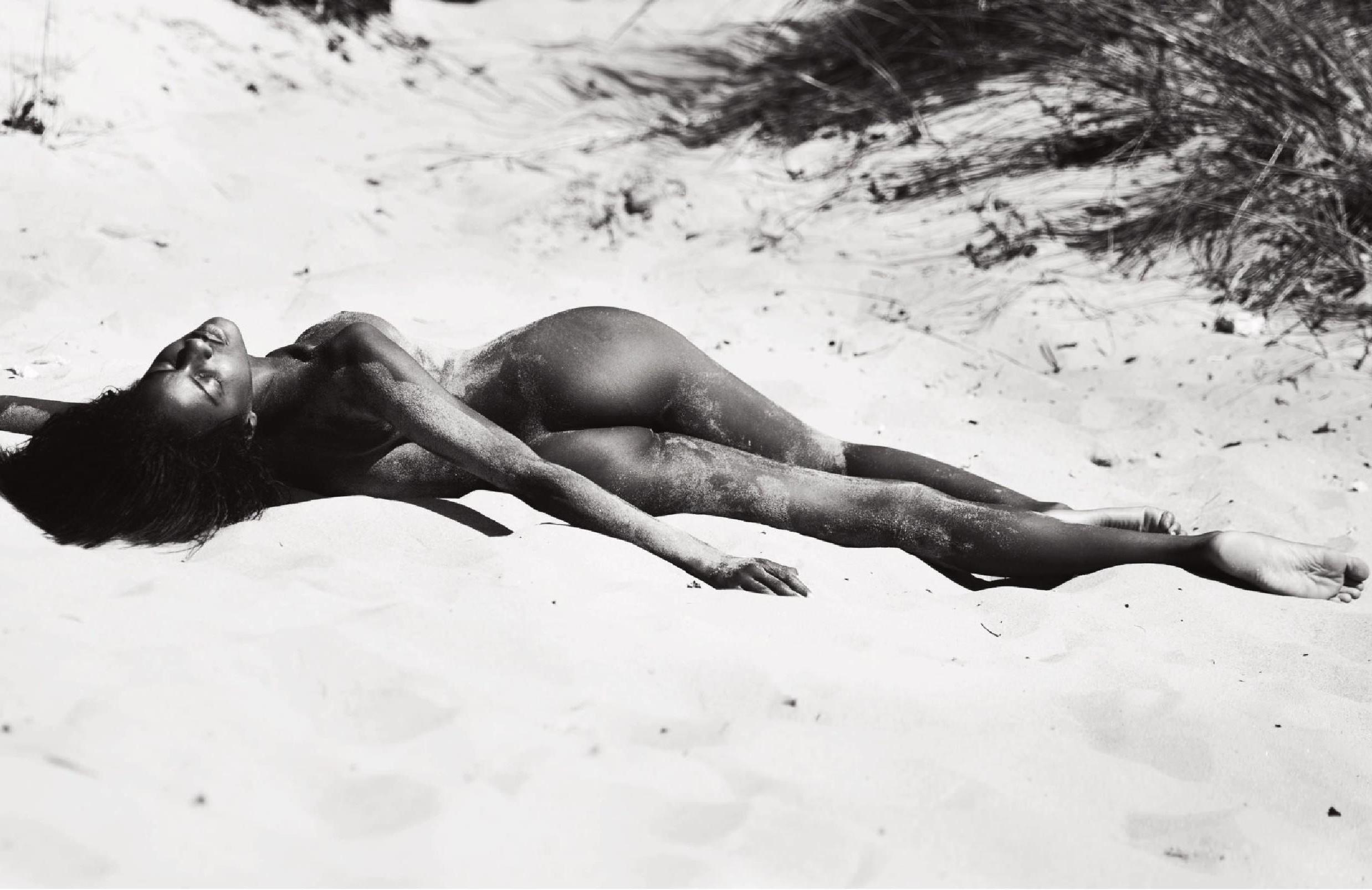 8P Nude Pics of Ebonee Davis