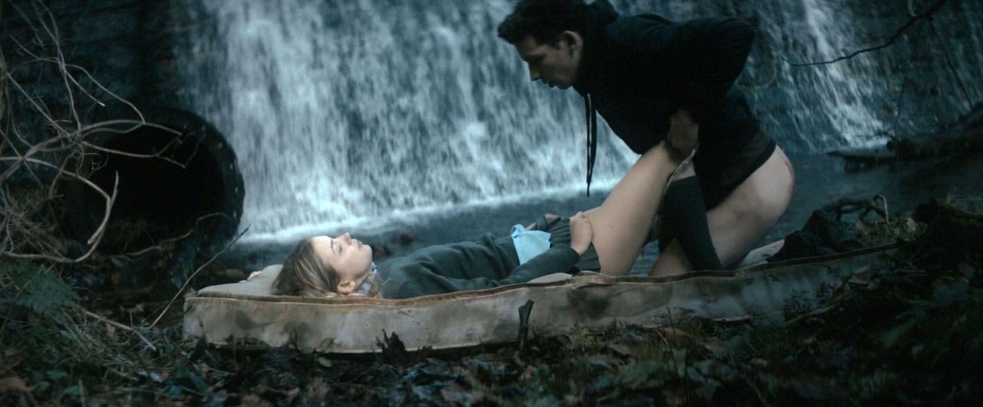9P Nude Photos of Hannah Murray & Elinor Crawley
