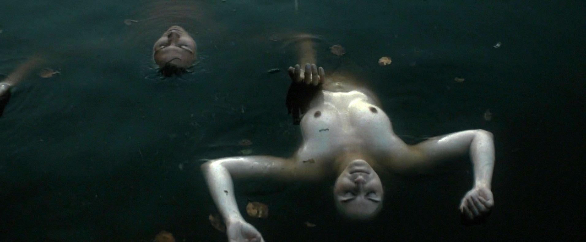 9P Nude Photos of Hannah Murray & Elinor Crawley