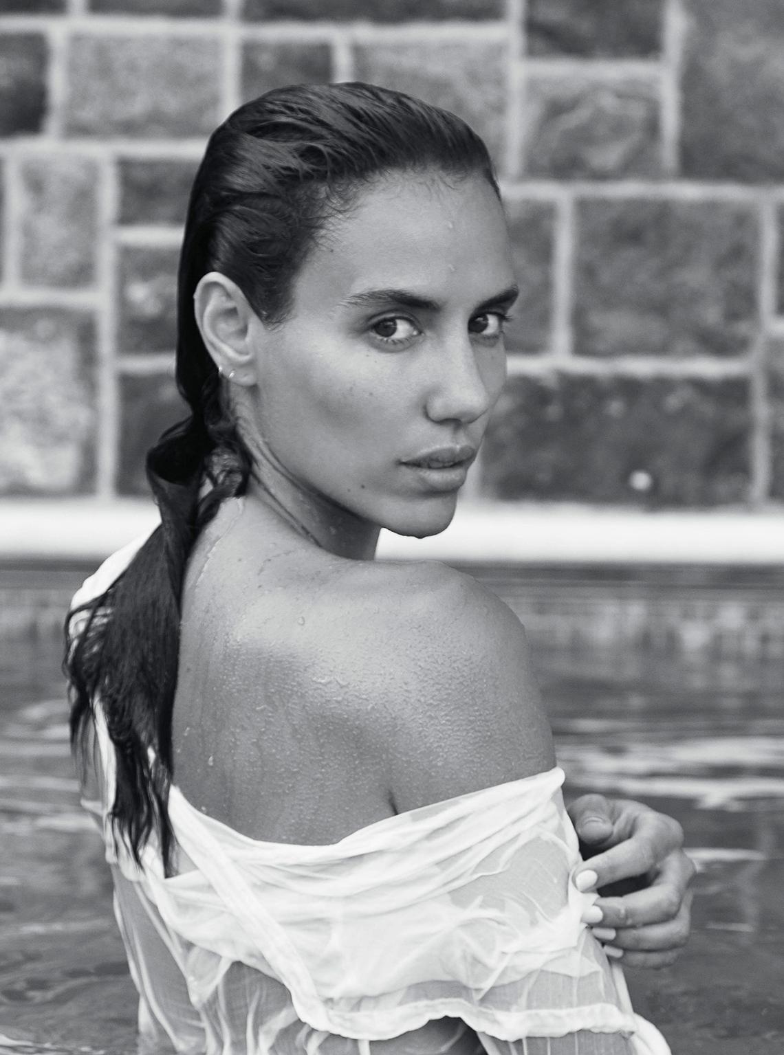 9P Nude Photos of Elisa Meliani