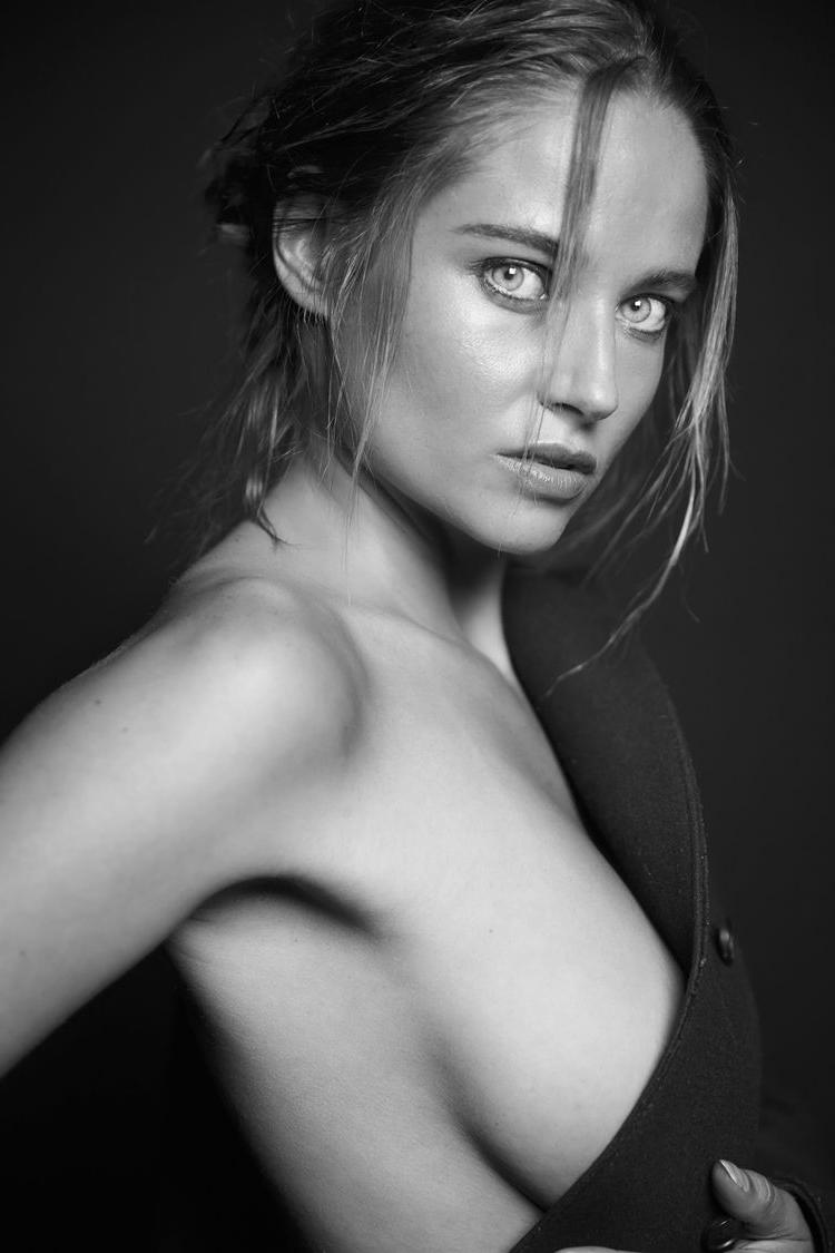 10P Genevieve Morton Nude Photos