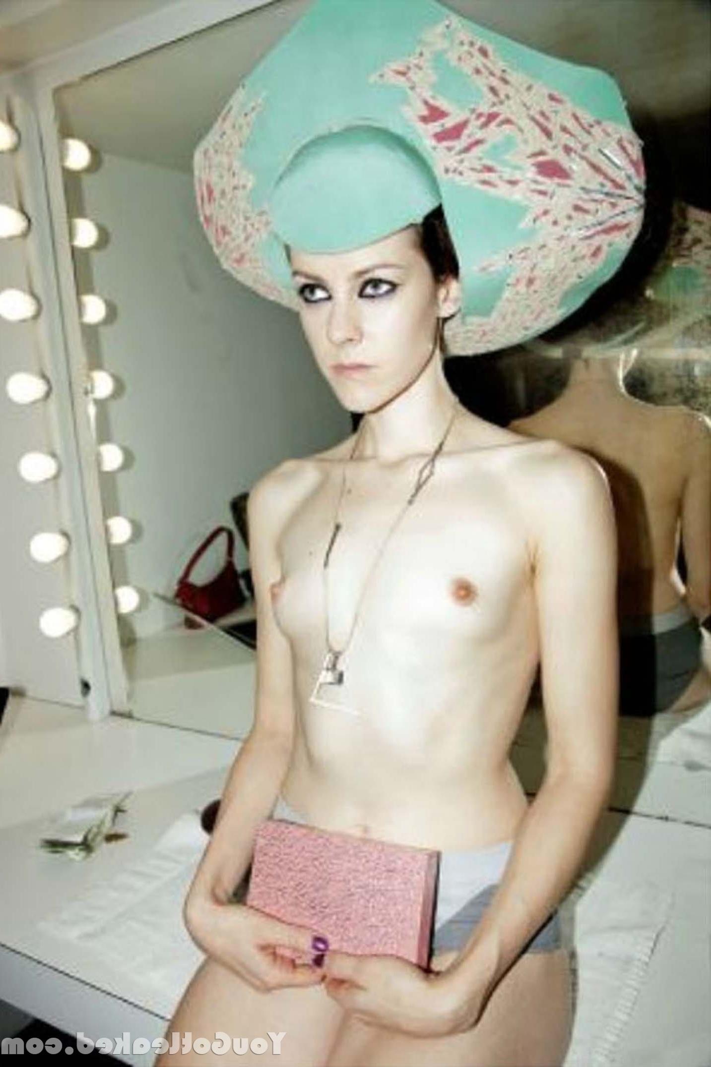 10P Nude photoset of Jena Malone