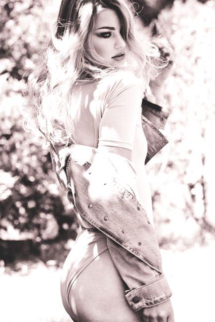 25P Jennifer Akerman Nude