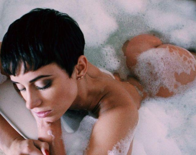 7P Nude Photos of Julz Goddard