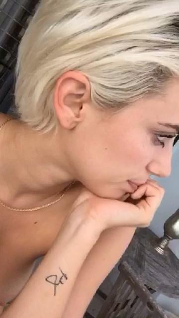 7P Nude Photos of Julz Goddard
