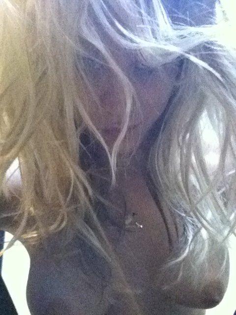 8P Kaley Cuoco nude photos