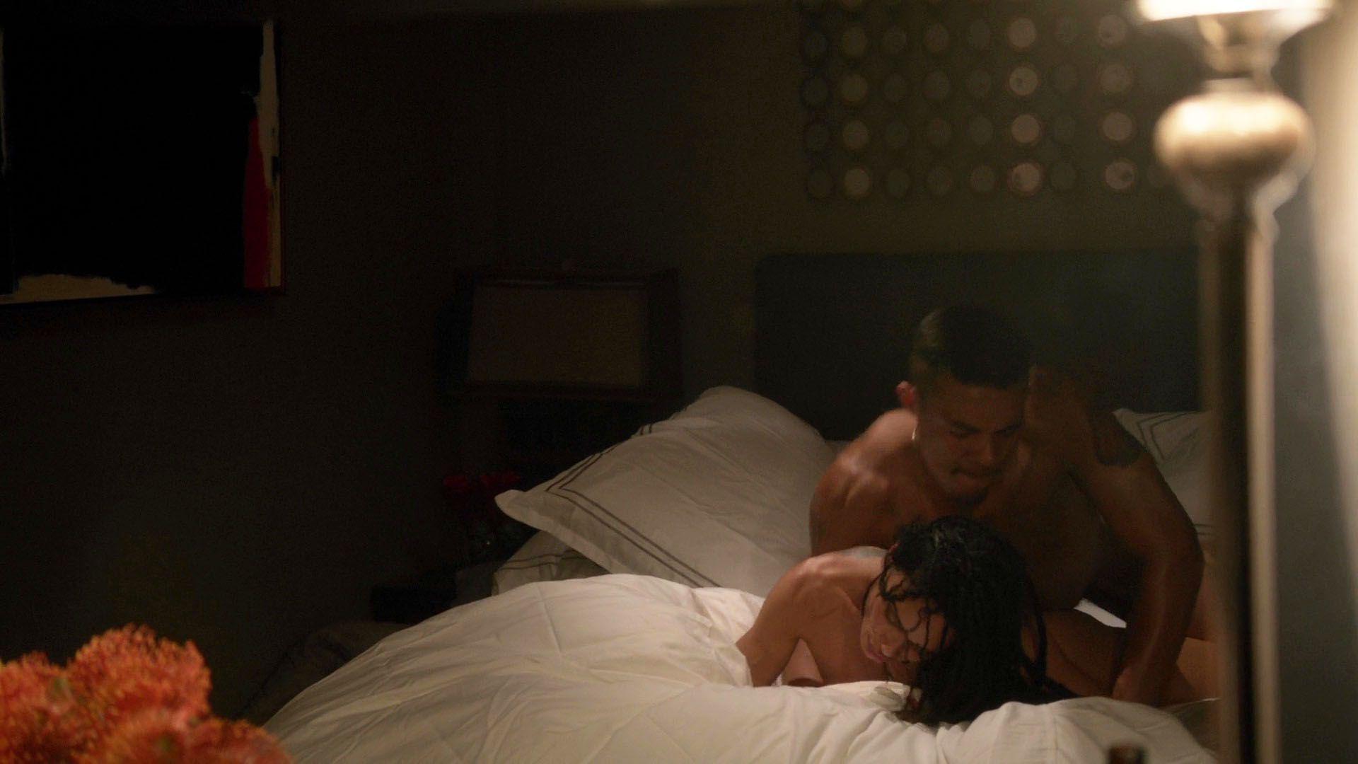 5P Nude Photos of Lisa Bonet