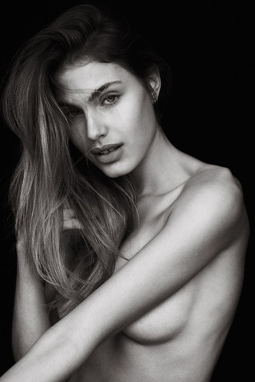 8P Nude photoset of Maja Krag