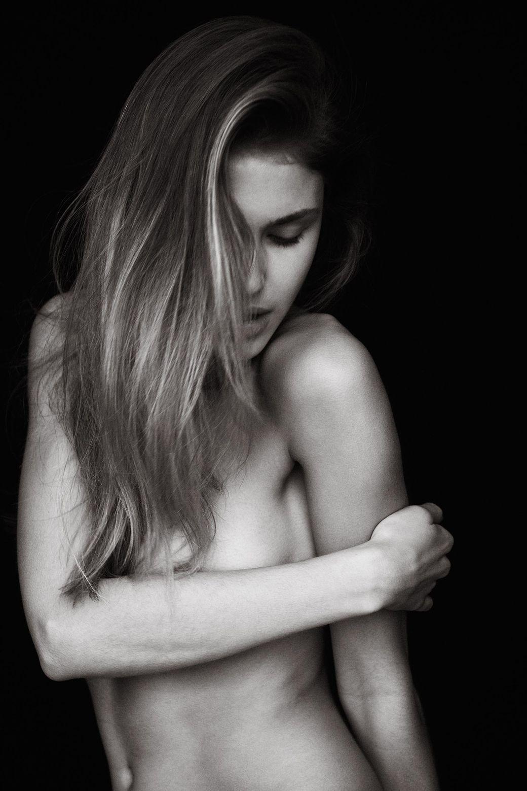 8P Nude photoset of Maja Krag