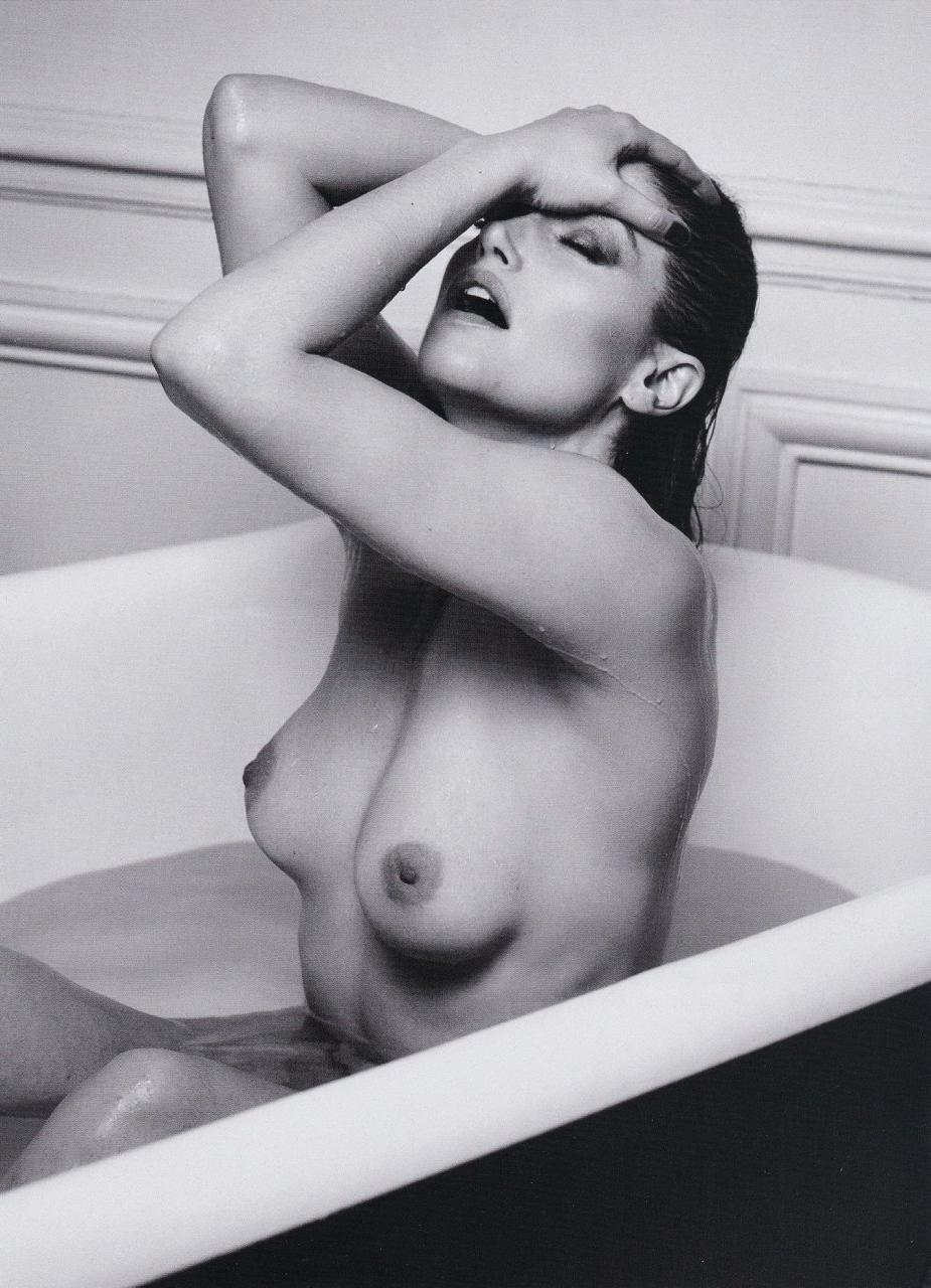 12P Nude photoset of Marie Gillain