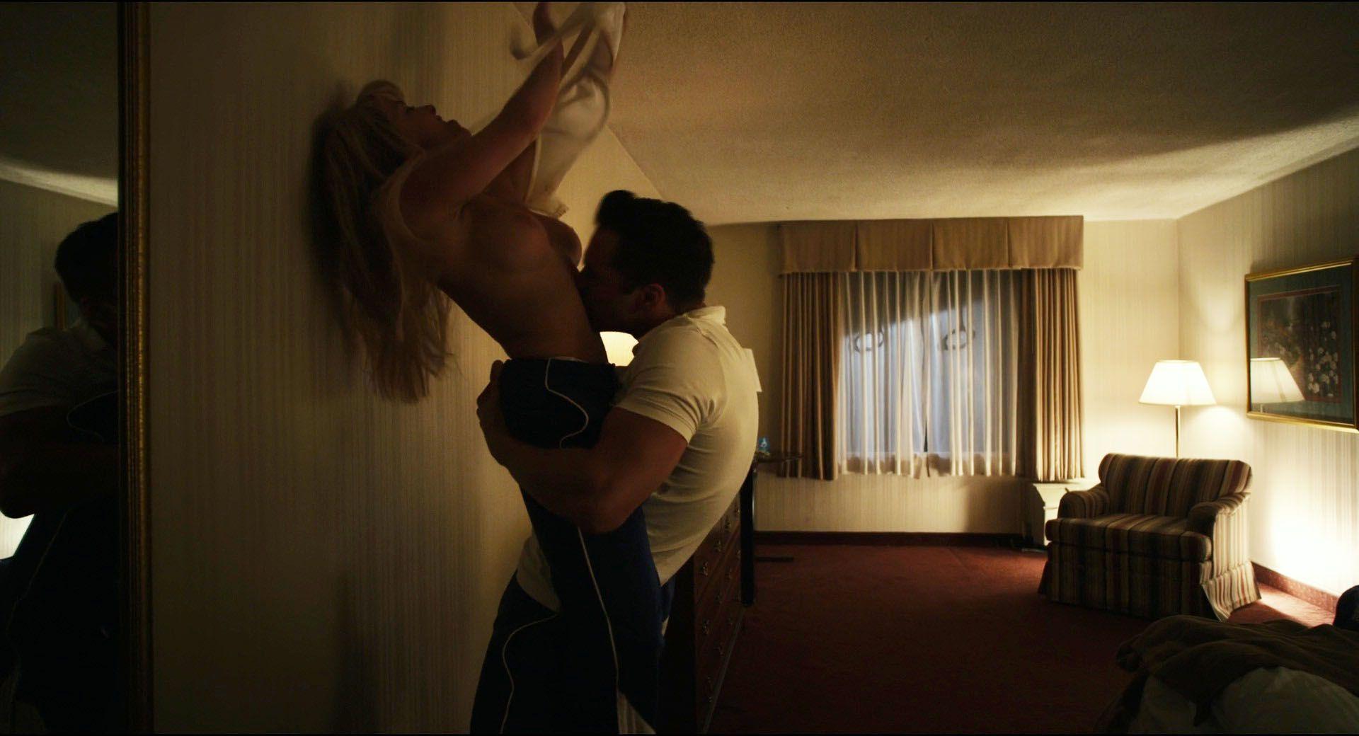 11P Nude Photos of Melissa Rauch