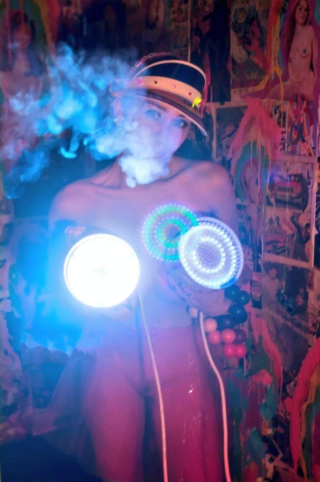 19P Miley Cyrus Nude