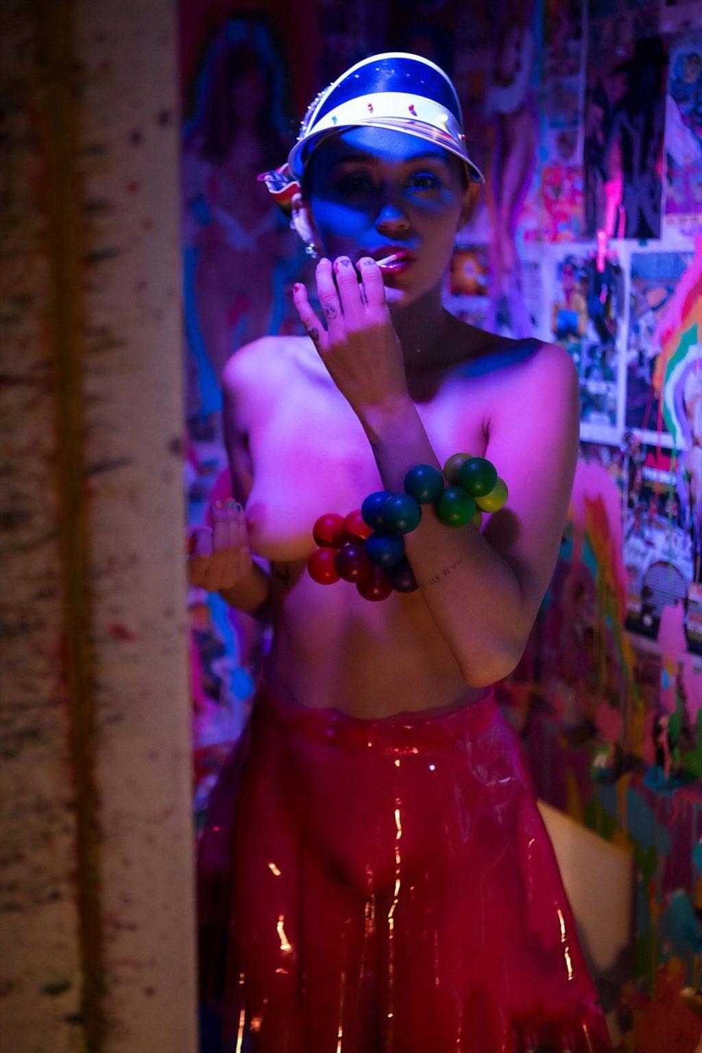 19P Miley Cyrus Nude