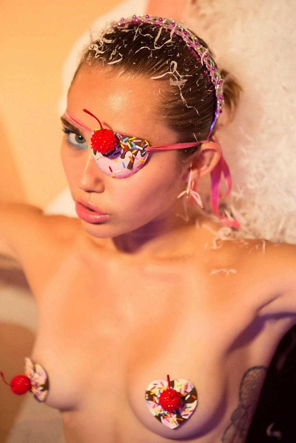 19P Miley Cyrus Nude