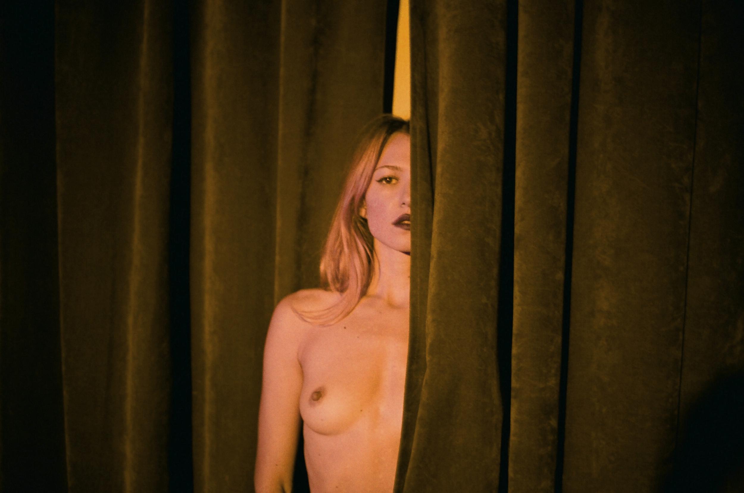 15P Paige Elkington Nude Photos
