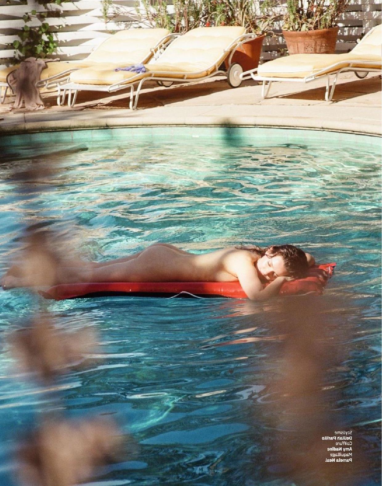 6P Nude Photos of Roxane Mesquida