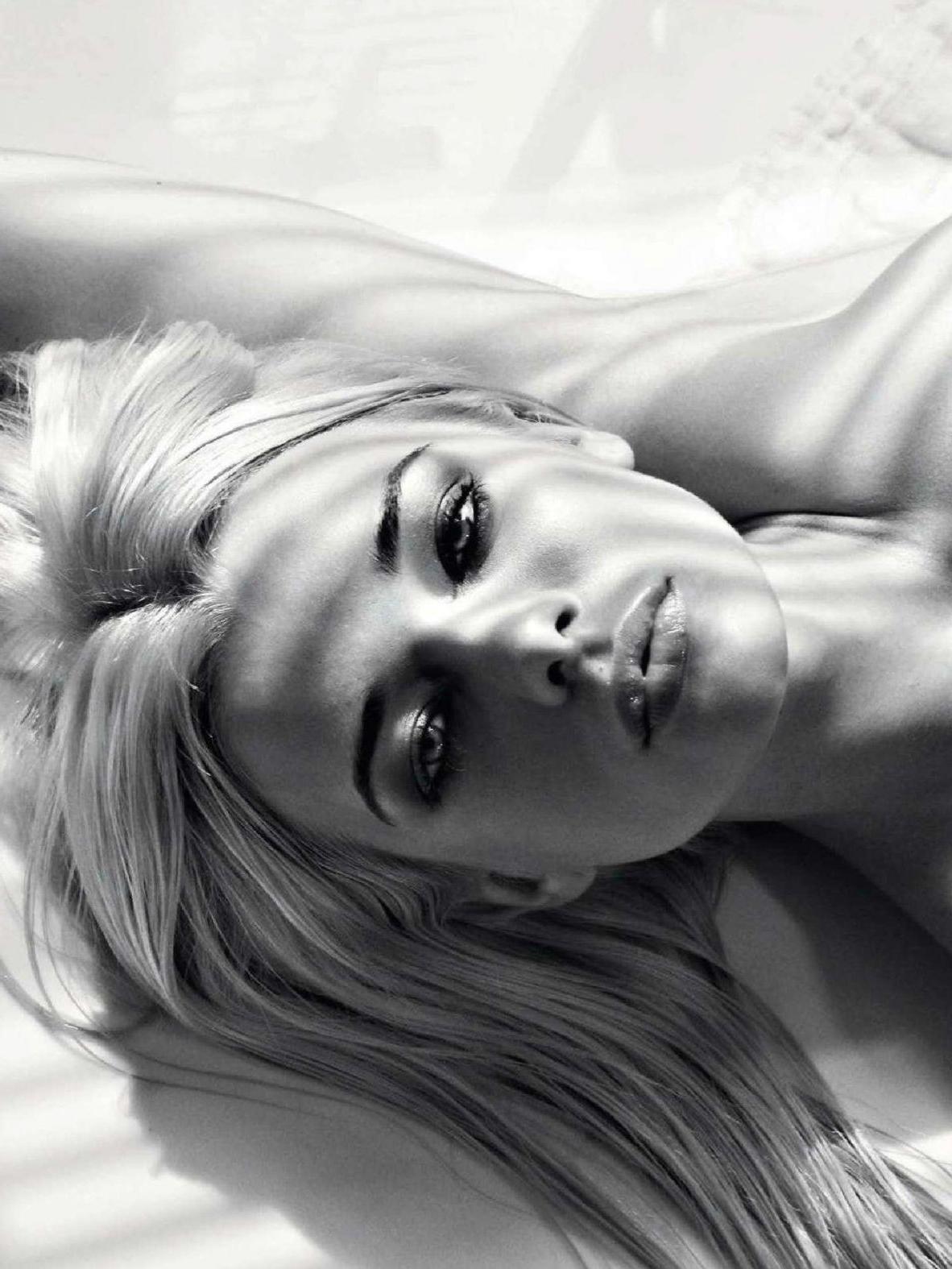 7P Sandra Ciechomska nude photos