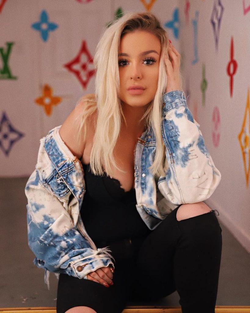25P Tana Mongeau Nude